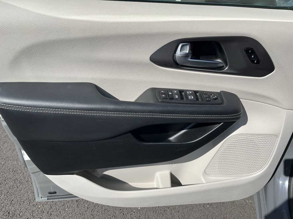 Used 2023 Chrysler Pacifica Touring-L FWD image 13