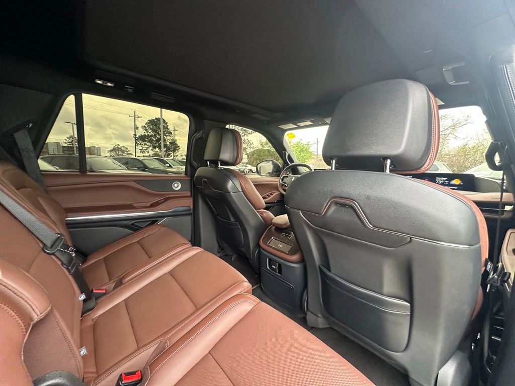 Used 2025 Lincoln Navigator Reserve image 30