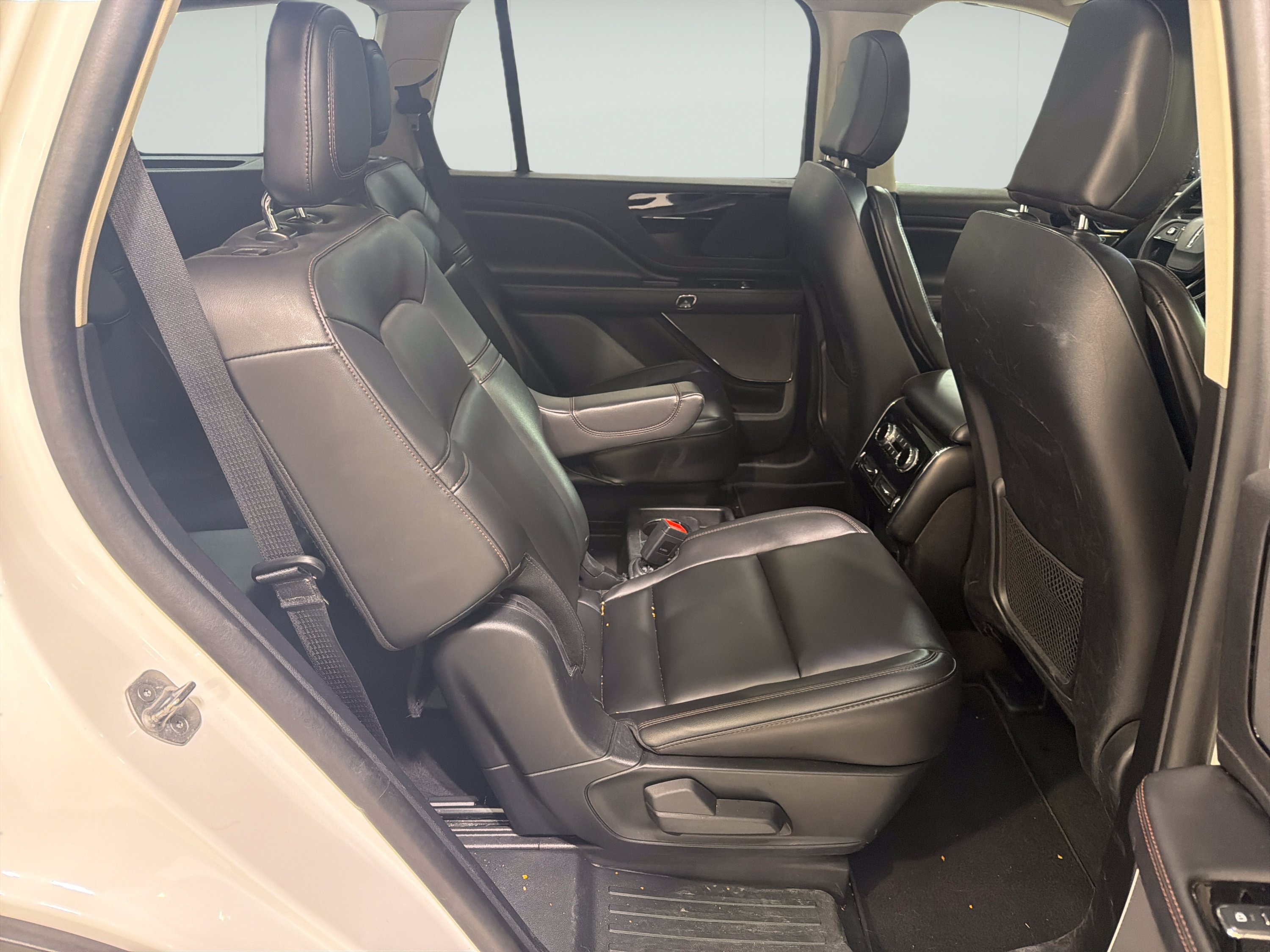 Used 2023 Lincoln Aviator 2WD w/ Premium Package image 11