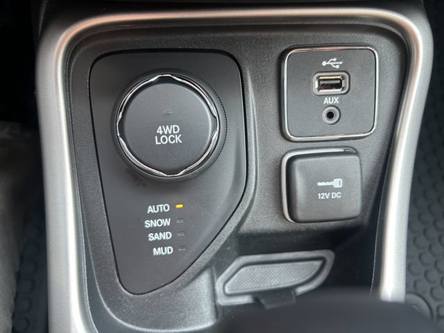 Used 2018 Jeep Compass Latitude w/ Popular Equipment Group AWD/4WD image 3