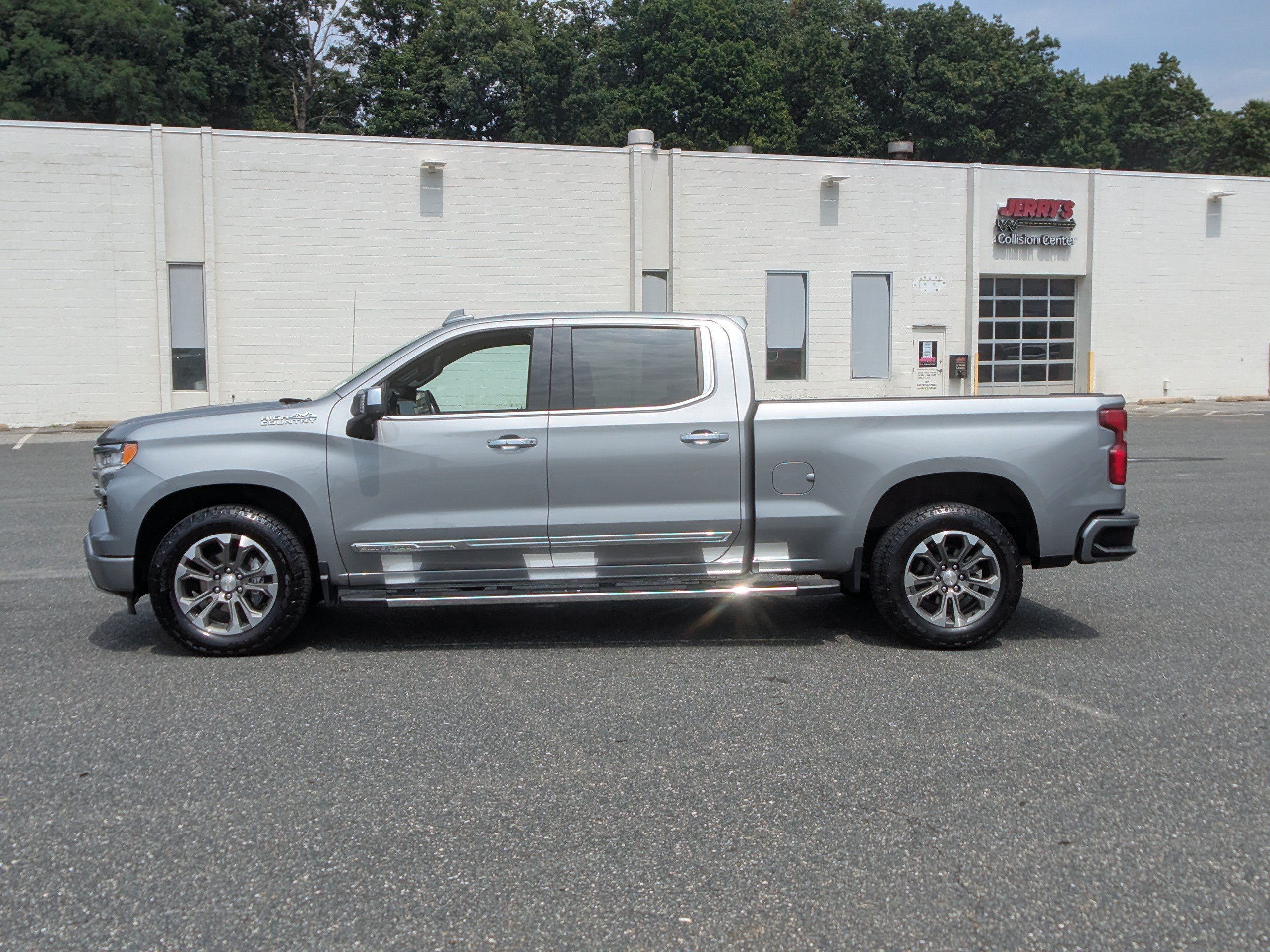 Used 2023 Chevrolet Silverado 1500 High Country w/ Z71 Off-Road Package AWD/4WD image 5