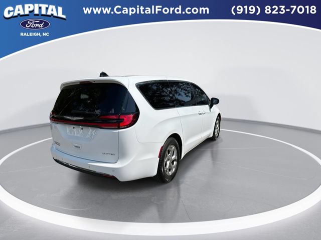 Used 2024 Chrysler Pacifica Limited FWD image 8