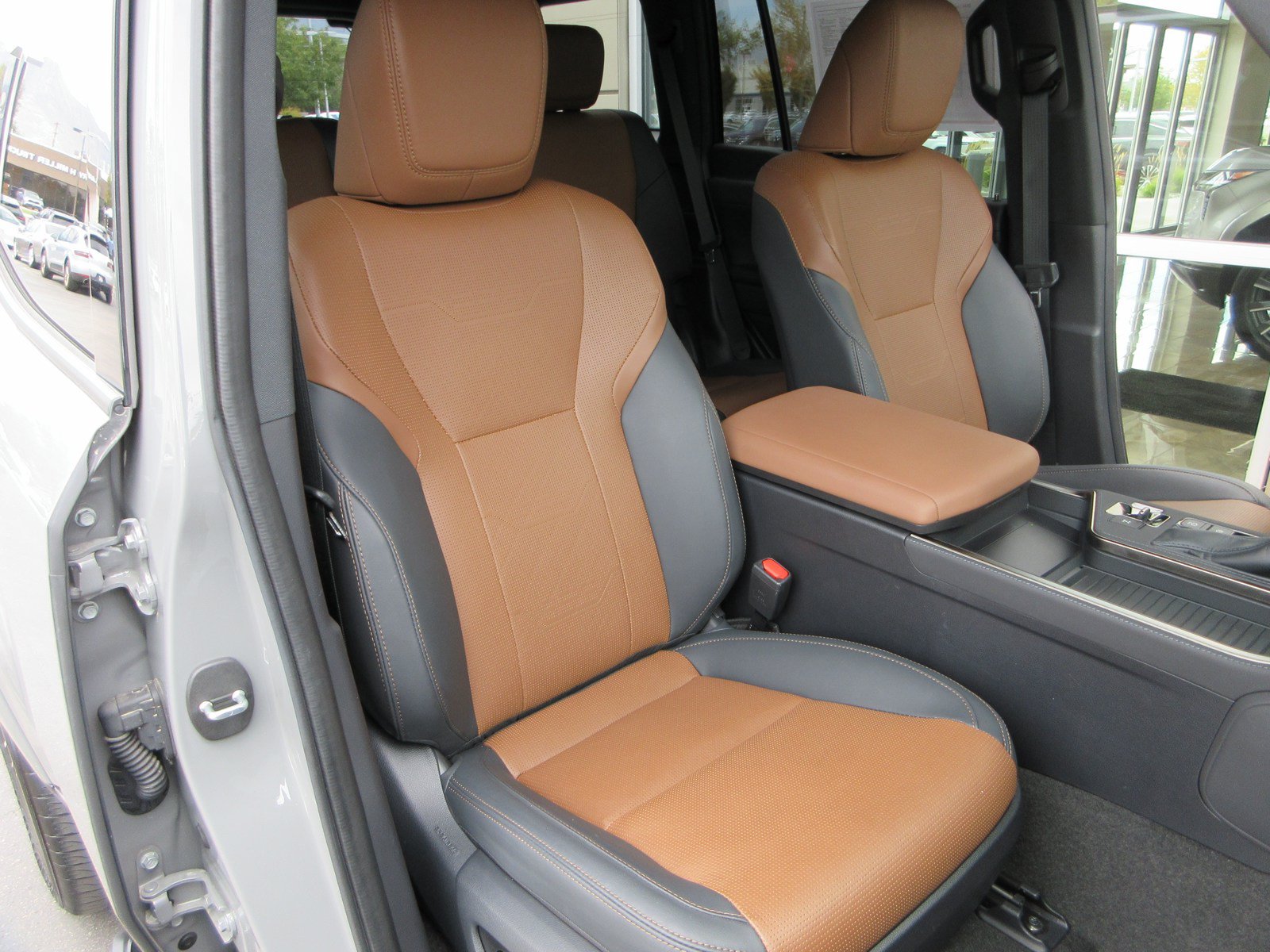 Used 2024 Lexus GX 550 w/ Accessory Package (31) AWD/4WD image 29