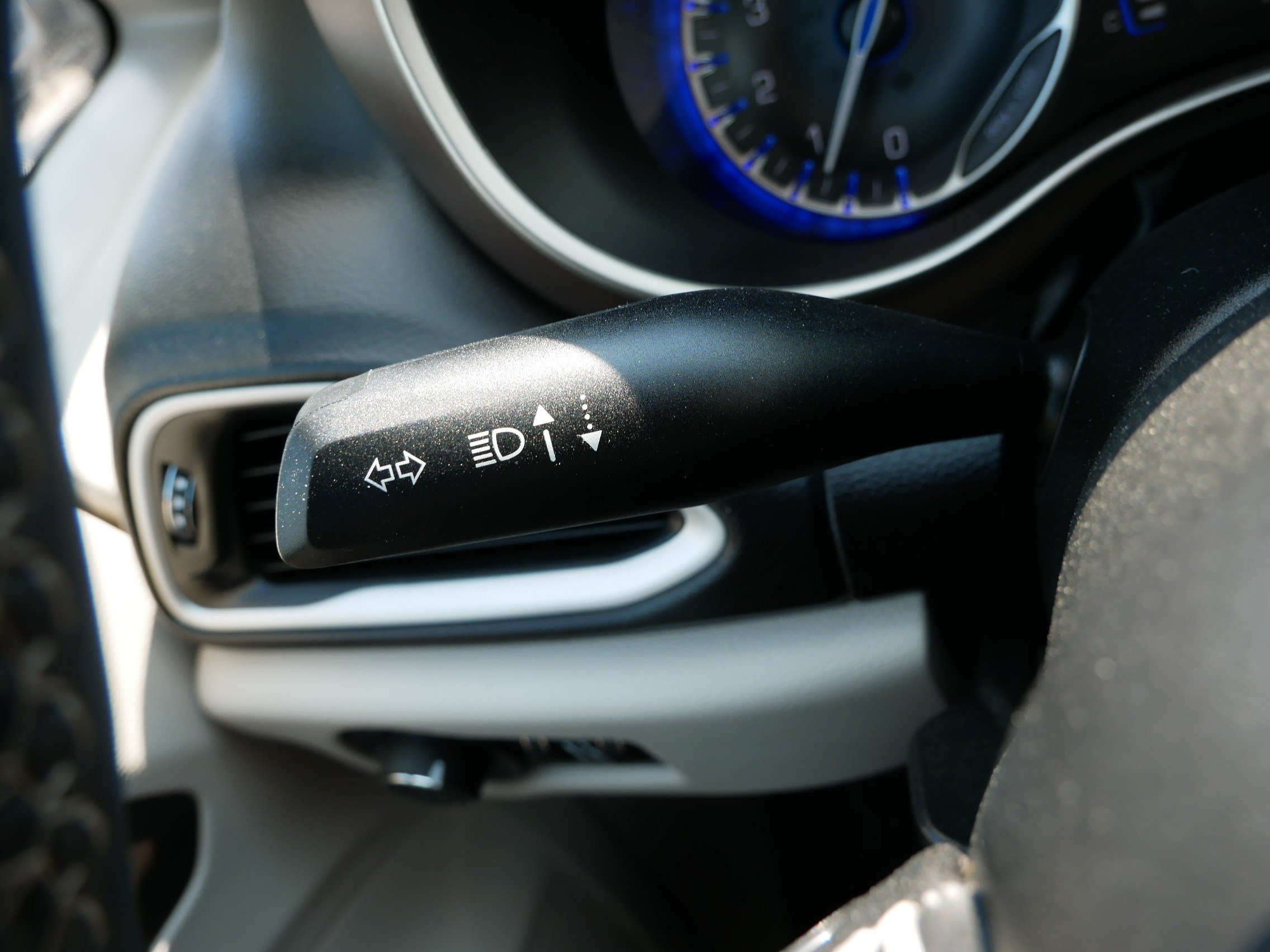 Used 2023 Chrysler Voyager LX FWD image 29