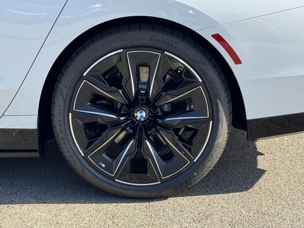 New 2026 BMW 750e xDrive w/ Premium Package image 17