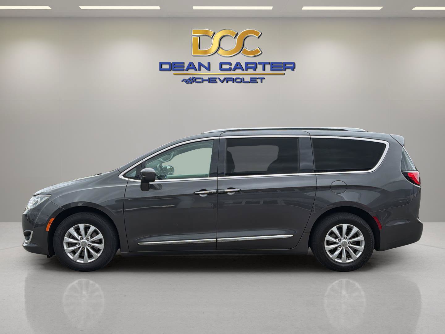 Used 2019 Chrysler Pacifica Touring-L FWD image 2