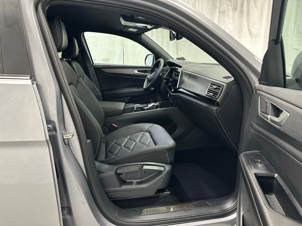 Used 2025 Volkswagen Atlas Cross Sport SE image 56