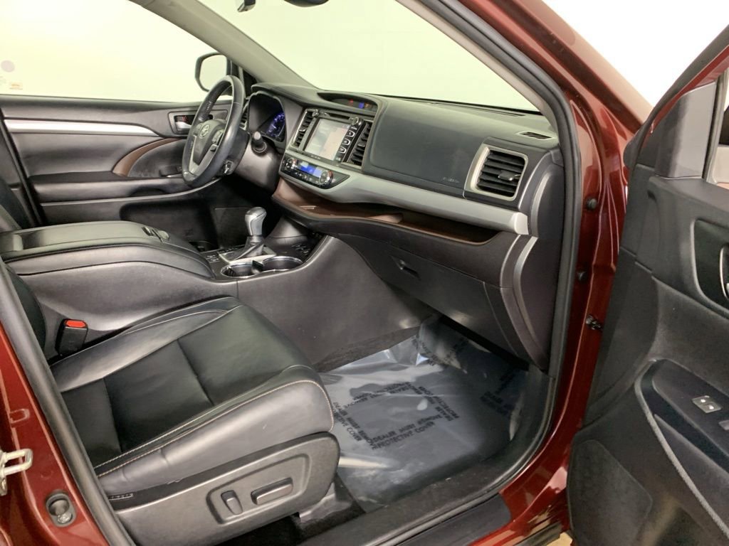 Used 2018 Toyota Highlander XLE AWD/4WD image 39