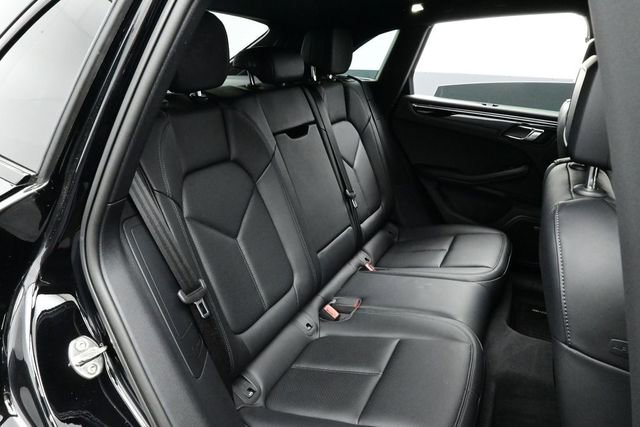Certified 2025 Porsche Macan AWD/4WD image 17