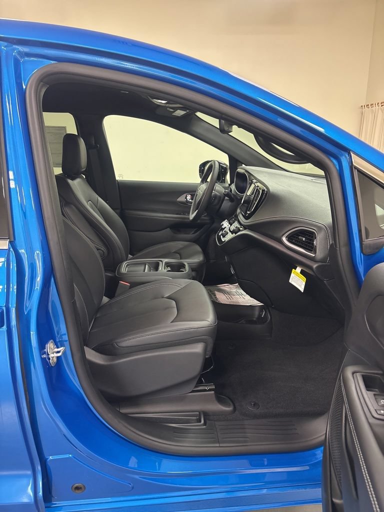 New 2027 Chrysler Pacifica Select FWD image 26