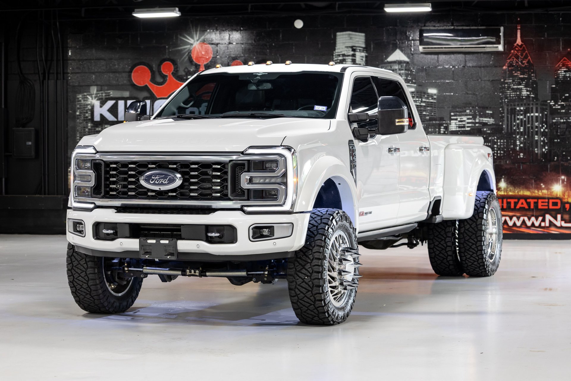 Used 2023 Ford F450 Platinum w/ FX4 Off-Road Package AWD/4WD image 8