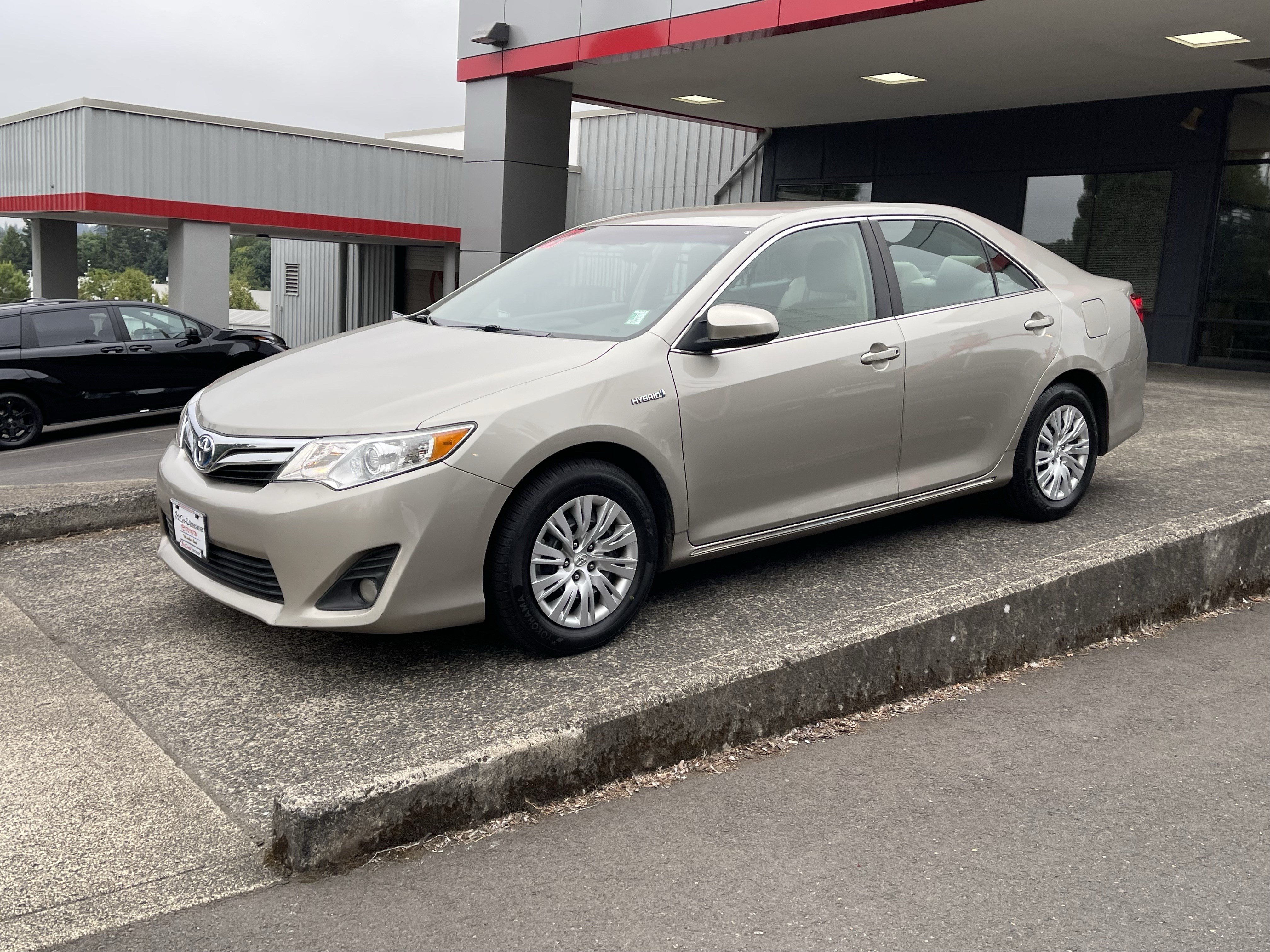 Used 2014 Toyota Camry LE FWD image 4