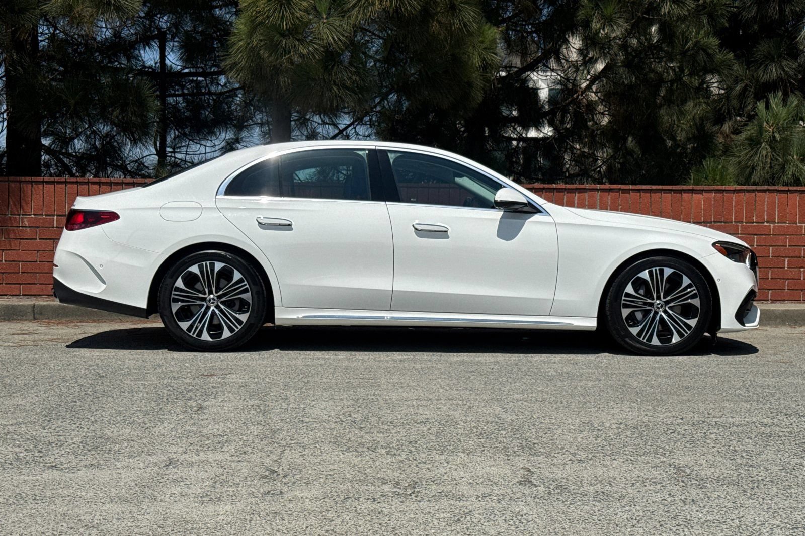 Used 2025 Mercedes-Benz E 350 4MATIC Sedan image 4