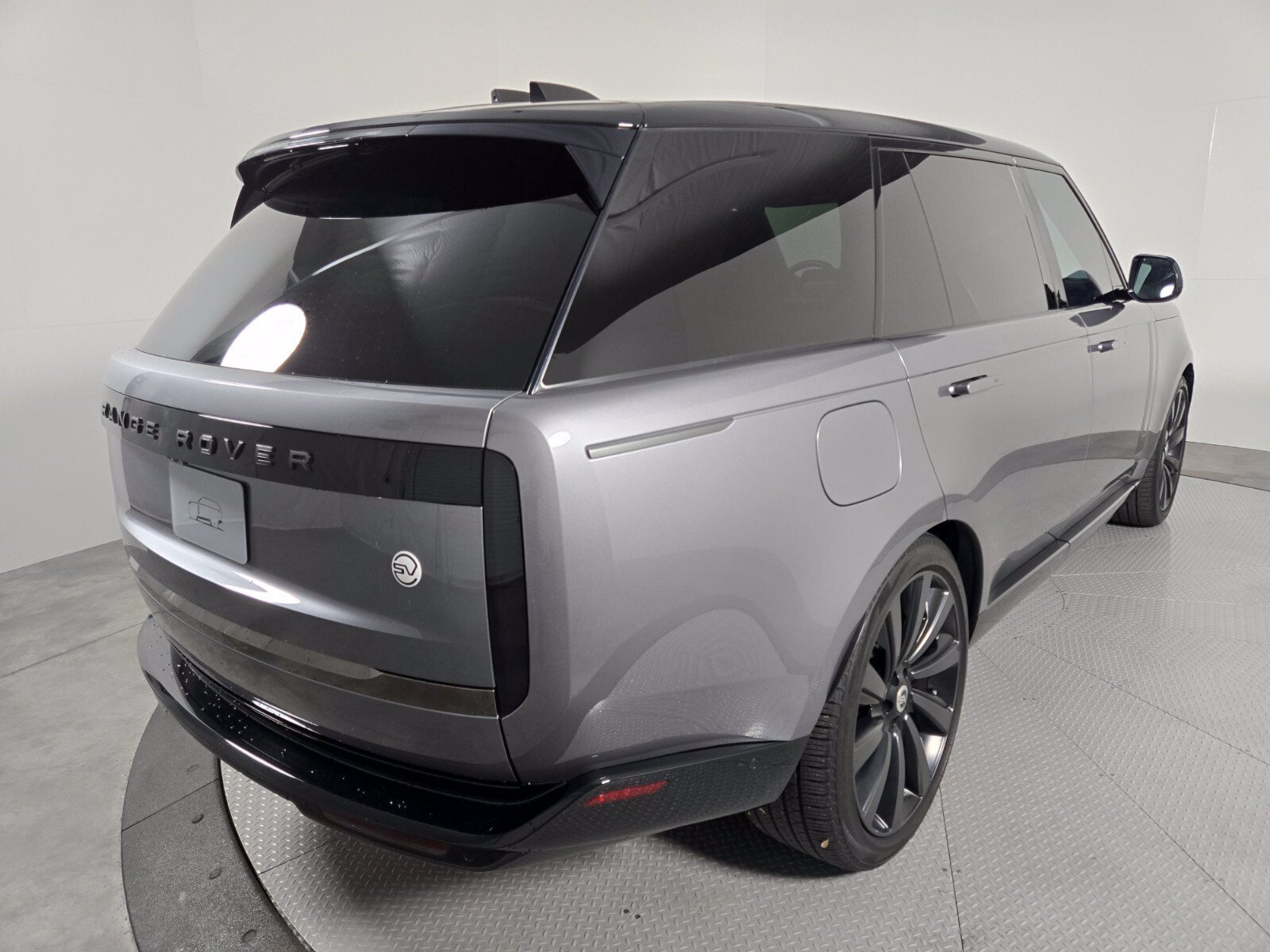 Used 2023 Land Rover Range Rover SV AWD/4WD image 2
