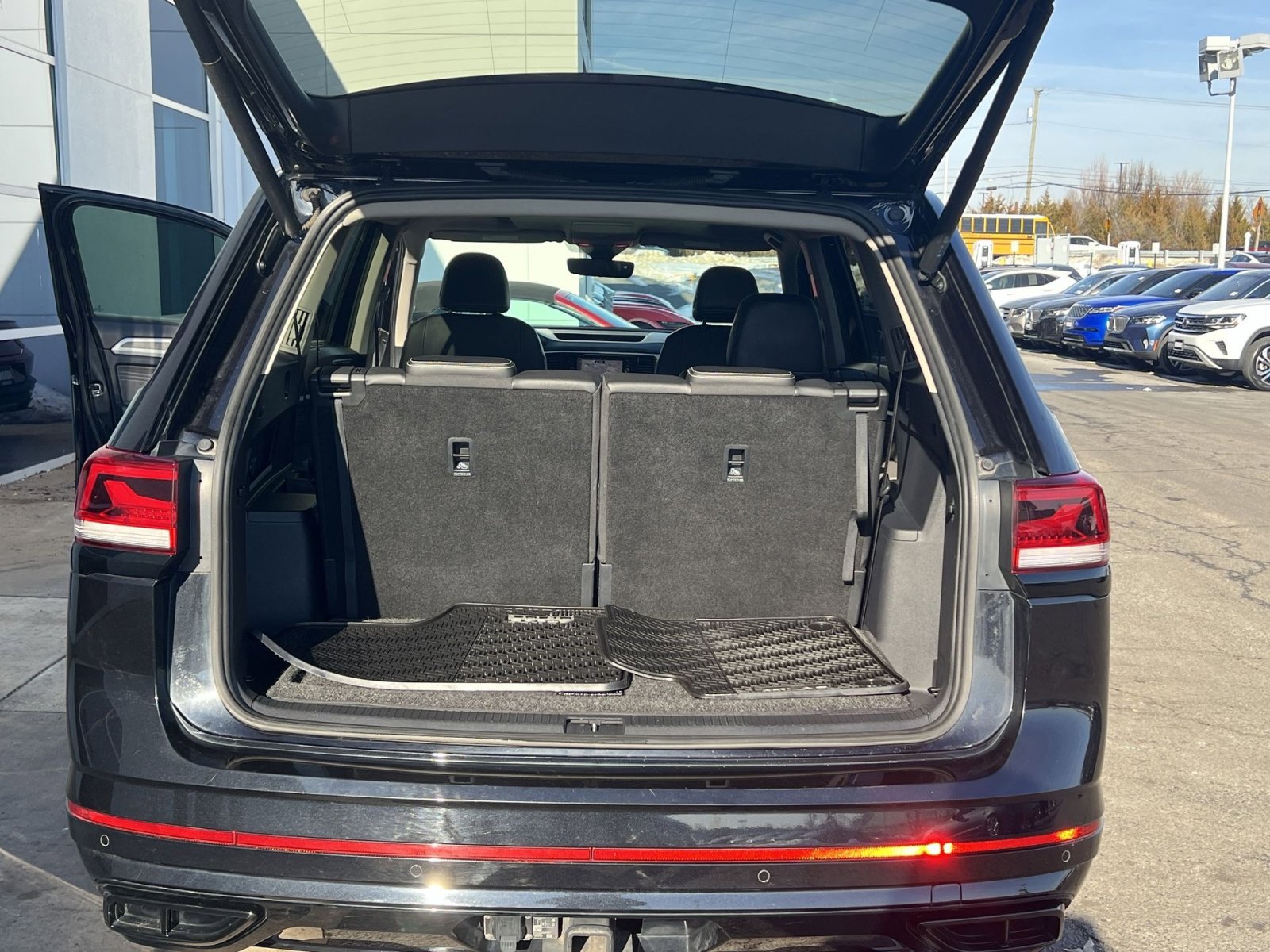 Used 2022 Volkswagen Atlas SEL R-Line image 35