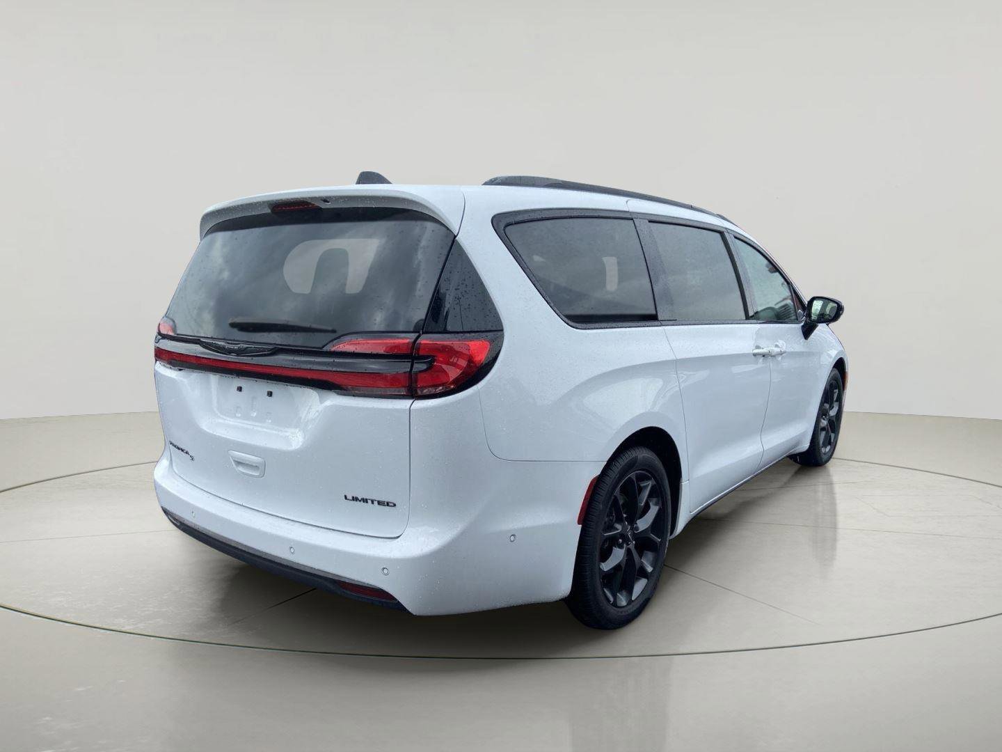 Used 2024 Chrysler Pacifica Limited w/ S Appearance Package FWD image 3
