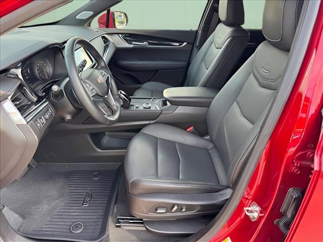Used 2025 Cadillac XT5 Premium Luxury w/ Technology Package AWD/4WD image 6