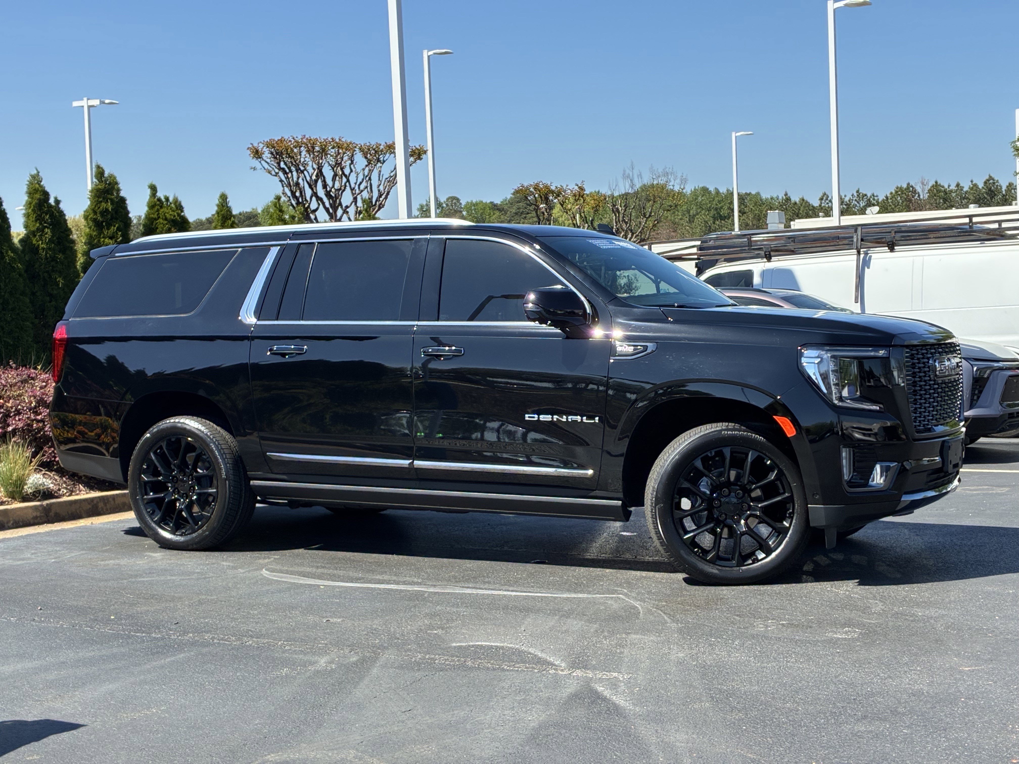Used 2023 GMC Yukon XL Denali Ultimate image 3
