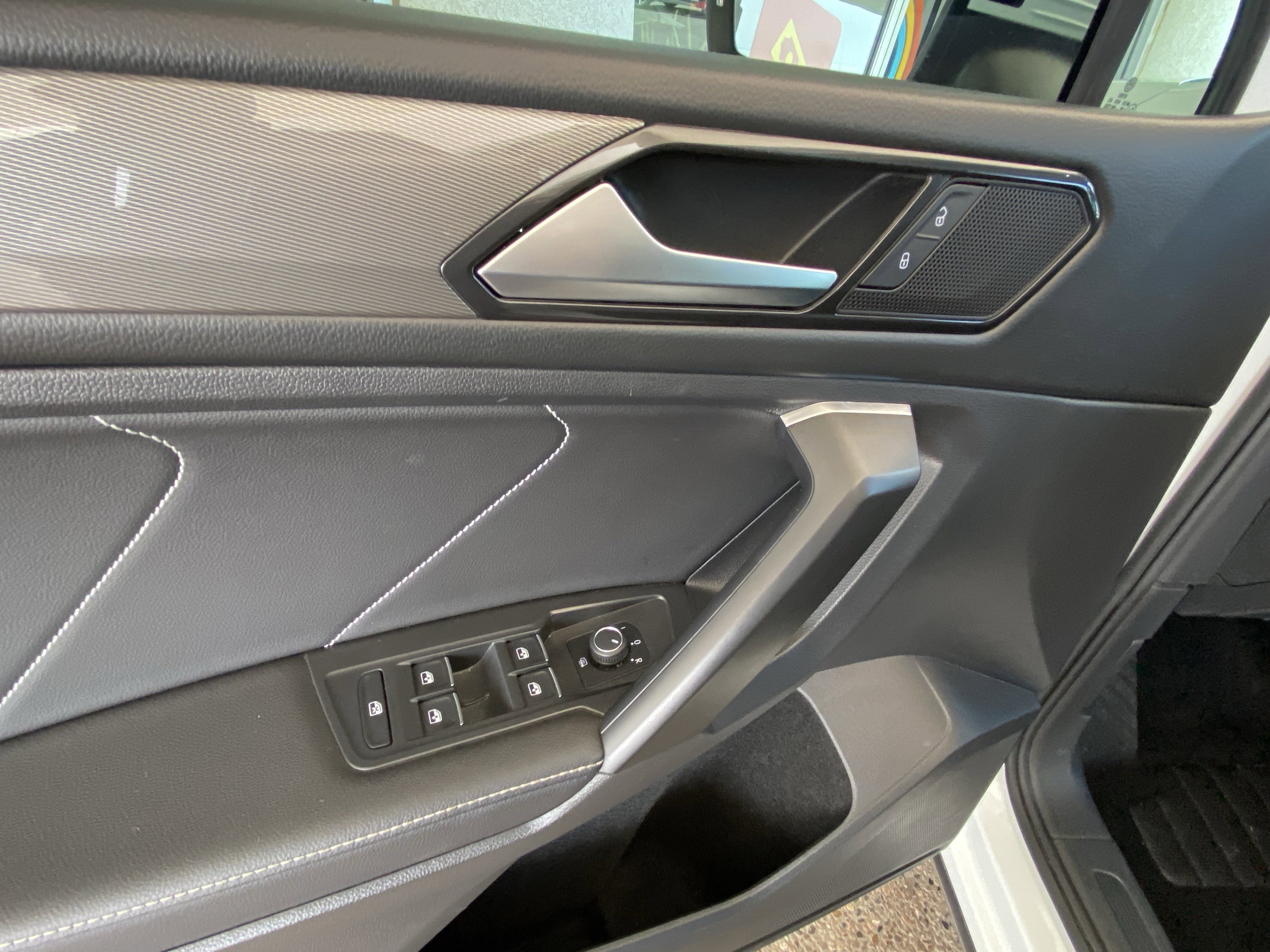 Used 2022 Volkswagen Tiguan SE w/ Panoramic Sunroof Package FWD image 34