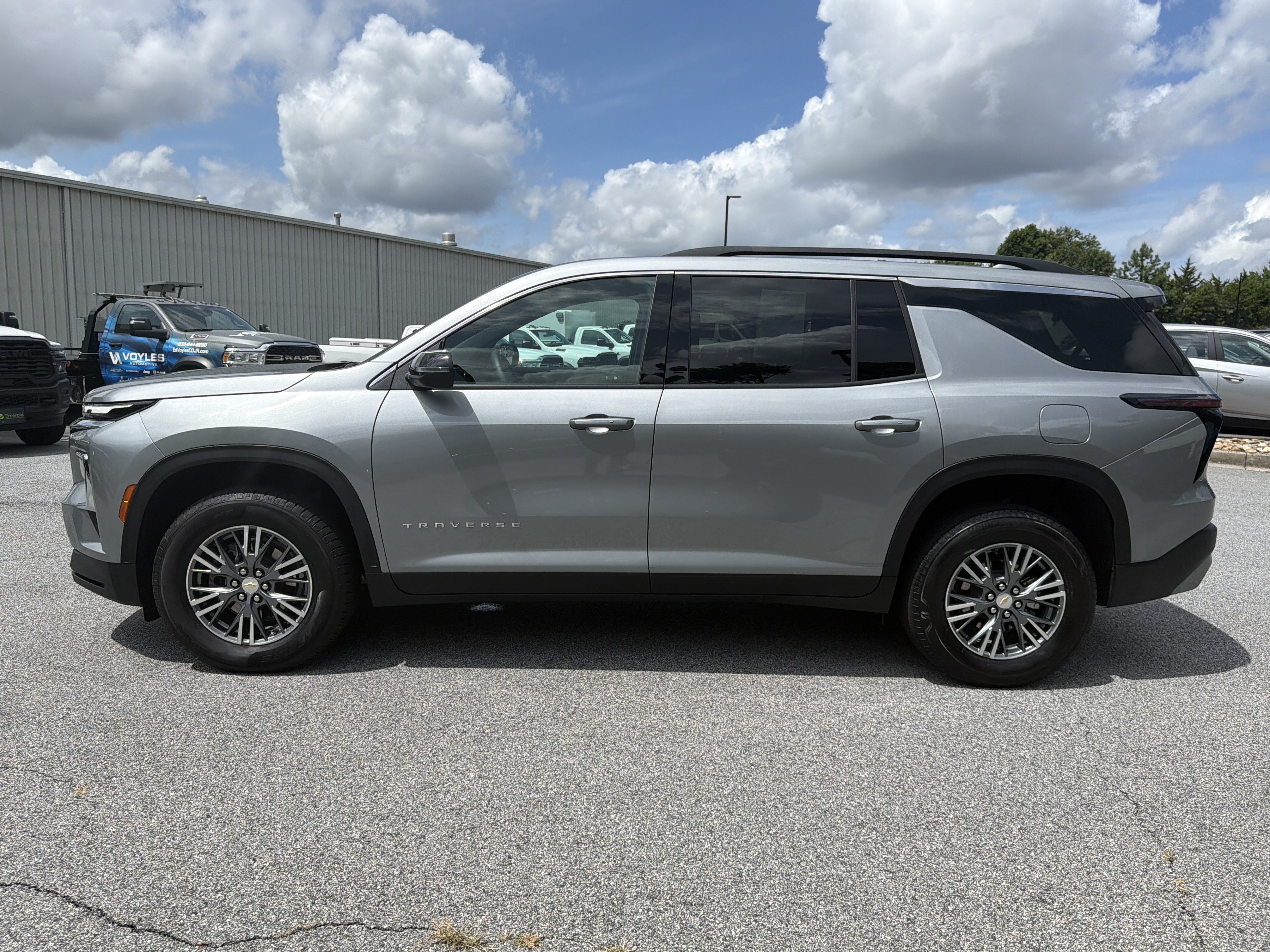 Used 2025 Chevrolet Traverse LT FWD image 4
