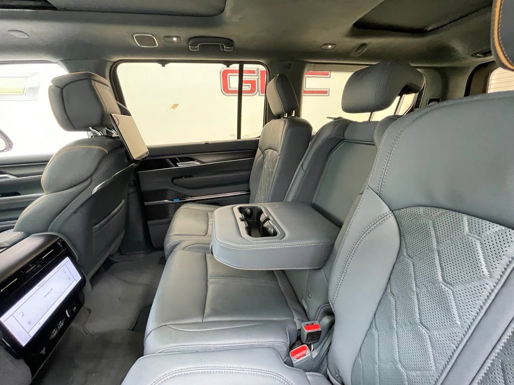 Used 2023 Jeep Grand Wagoneer Series III w/ Rear Seat Video Group 1 AWD/4WD image 15