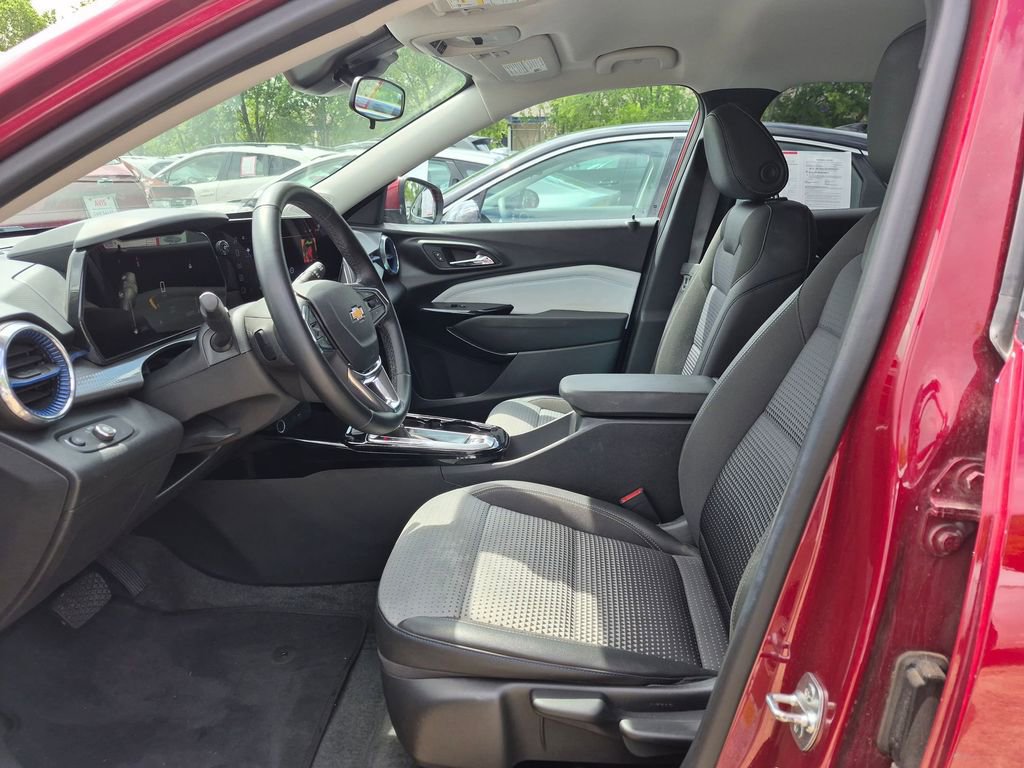 Used 2025 Chevrolet Trax LT w/ LT Convenience Package FWD image 21