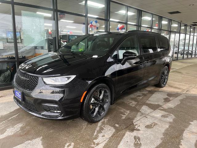Used 2025 Chrysler Pacifica Limited FWD image 1