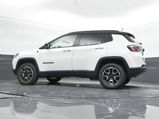 Used 2025 Jeep Compass Trailhawk AWD/4WD image 48