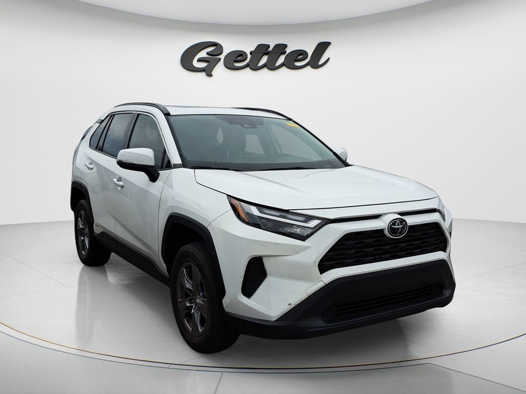 Used 2025 Toyota RAV4 XLE w/ Convenience Package image 4