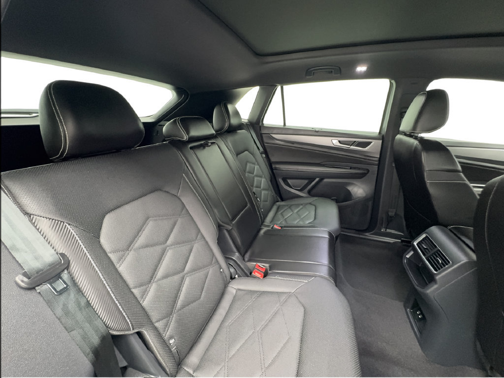 Used 2024 Volkswagen Atlas Cross Sport SE FWD image 29