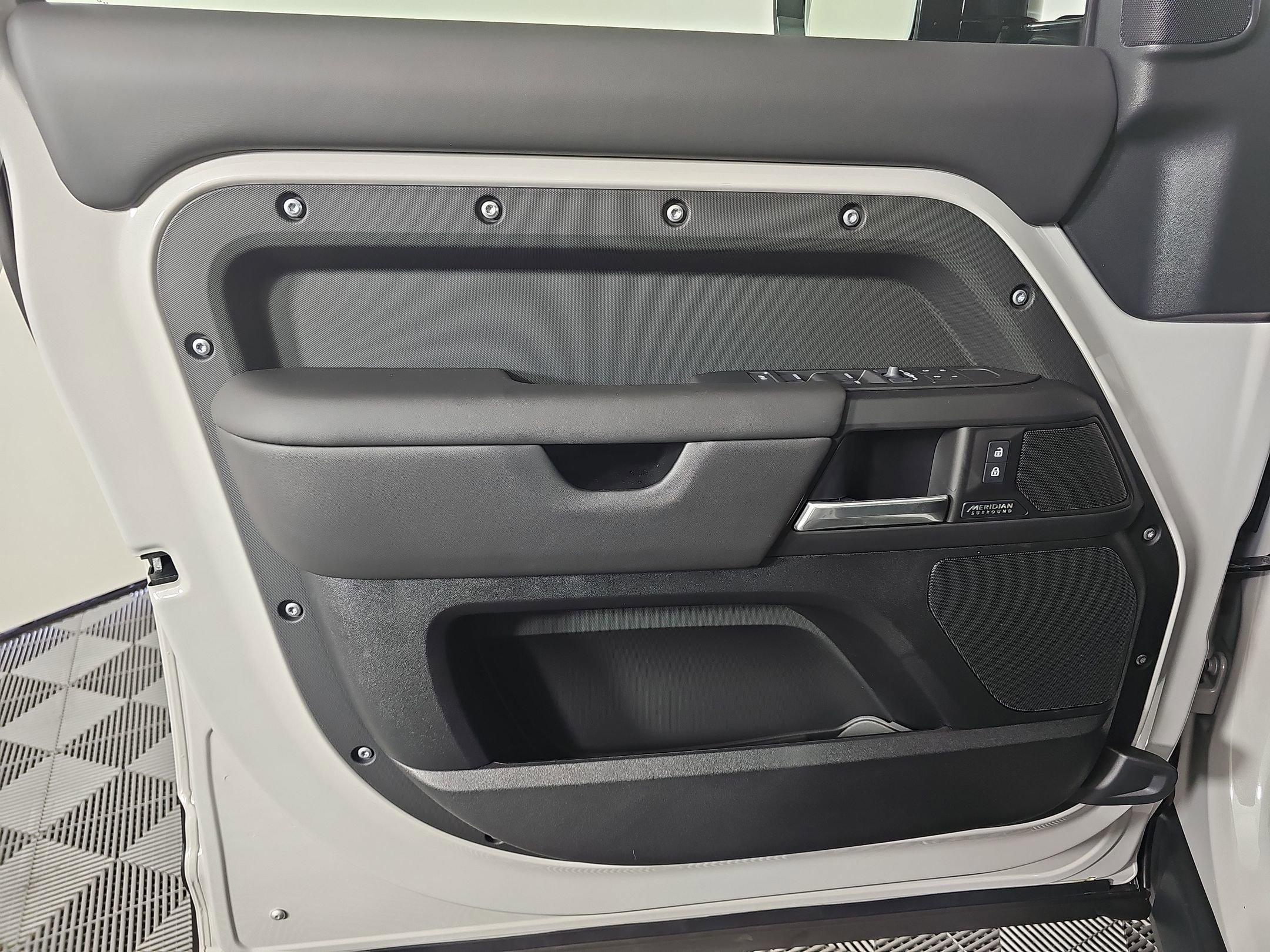 New 2026 Land Rover Defender 110 X-Dynamic SE image 10