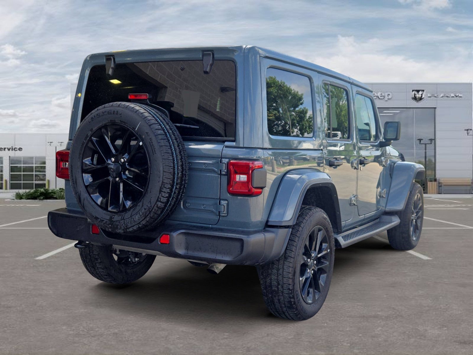 Used 2025 Jeep Wrangler Unlimited Sahara AWD/4WD image 5