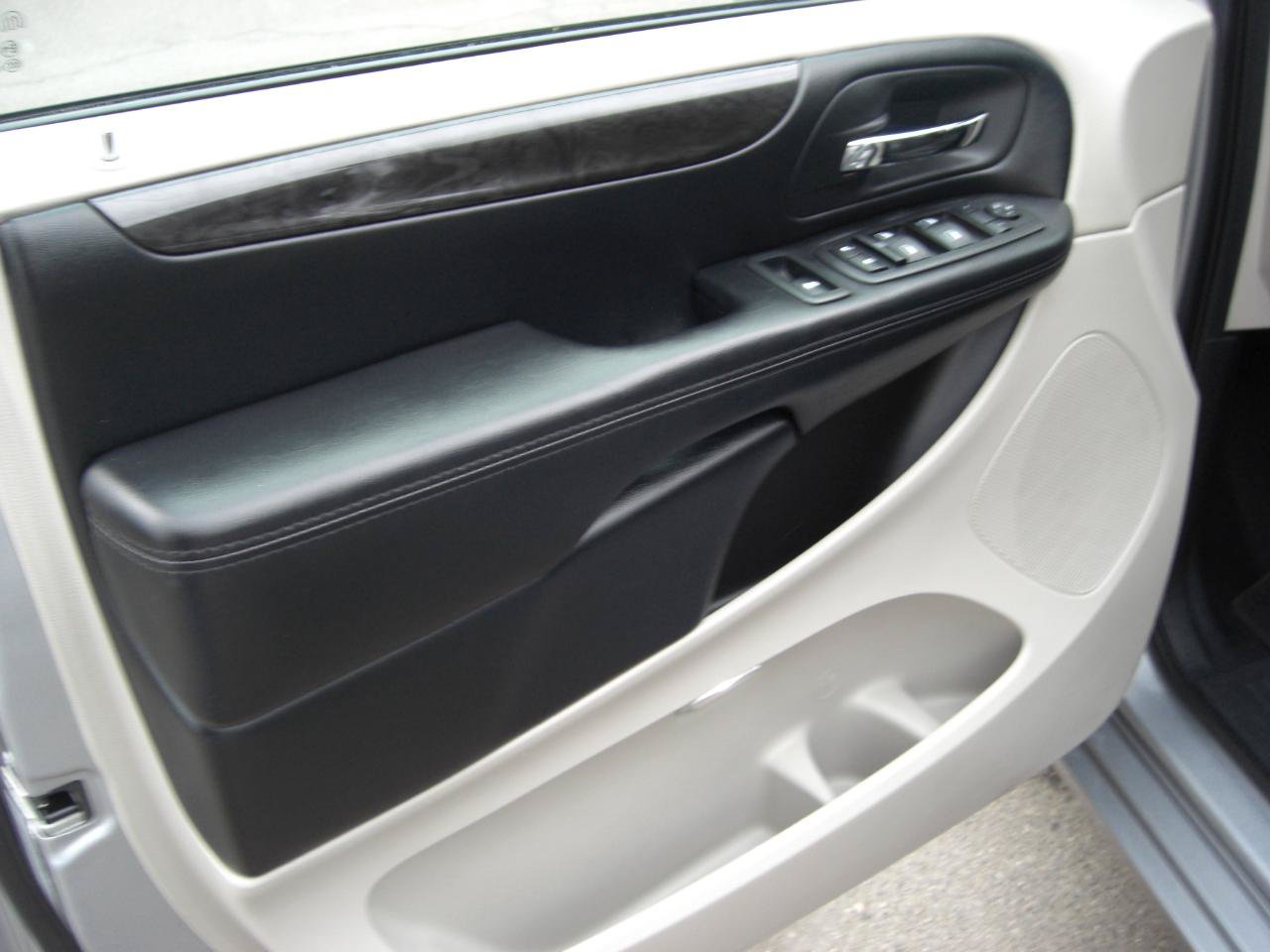 Used 2019 Dodge Grand Caravan SE FWD image 17