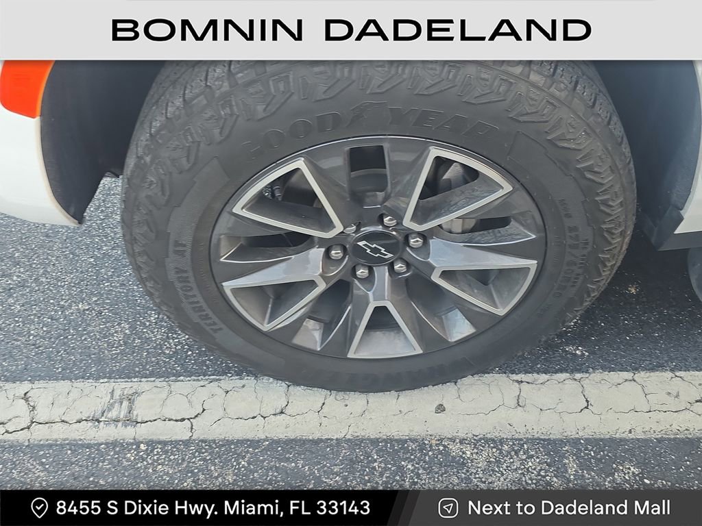 Used 2024 Chevrolet Suburban Z71 w/ Luxury Package image 9