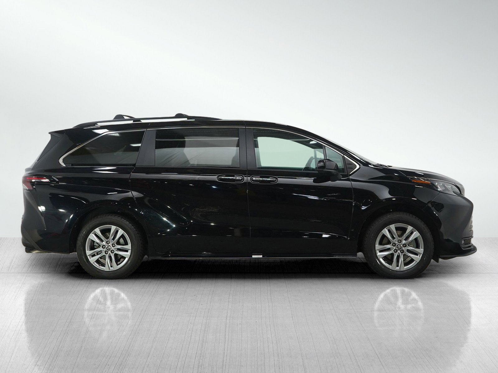 Used 2023 Toyota Sienna XLE Woodland Edition image 6