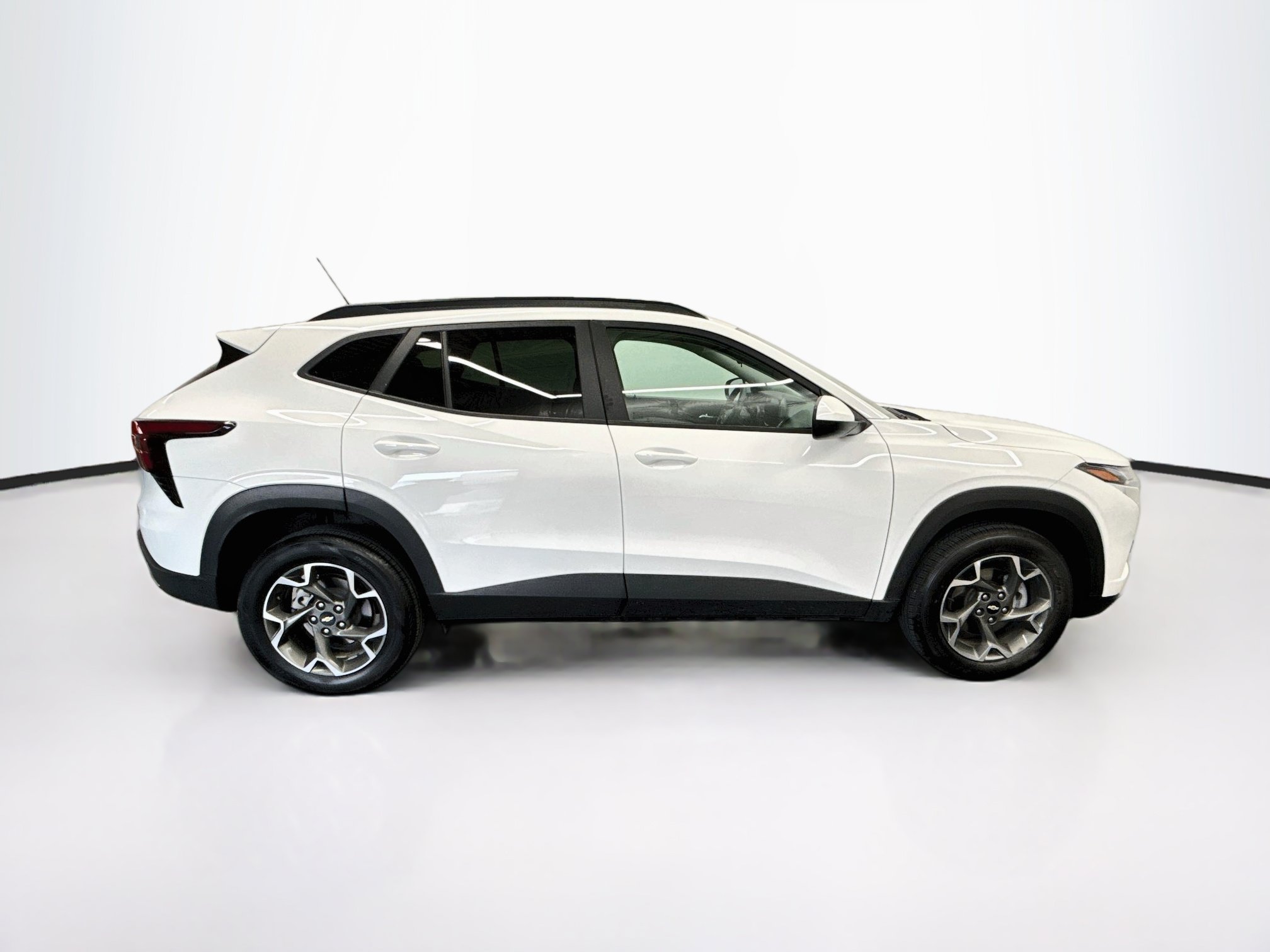 Used 2025 Chevrolet Trax LT FWD image 10