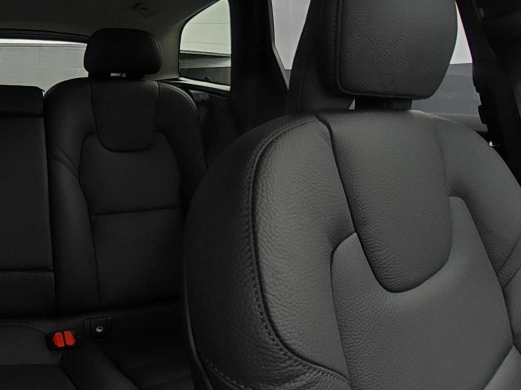 Used 2025 Volvo XC60 B5 Plus w/ Climate Package image 15