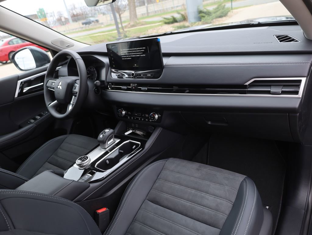 New 2025 Mitsubishi Outlander SE image 14