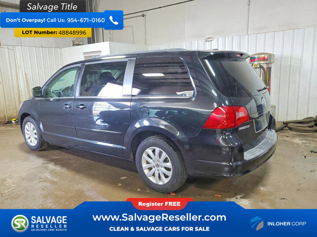 Used 2014 Volkswagen Routan SE FWD image 3