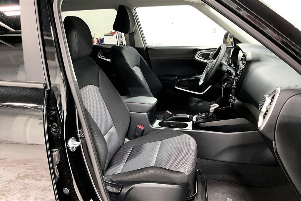 Used 2025 Kia Soul LX w/ LX Technology Package FWD image 9