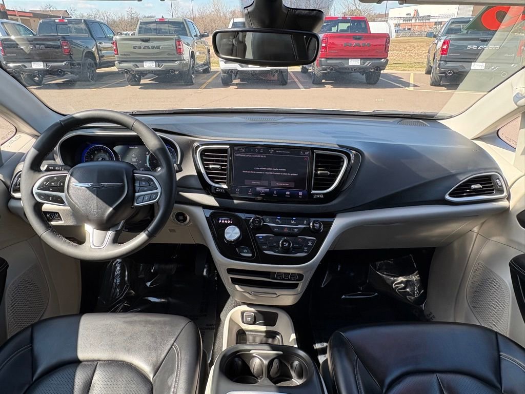 Certified 2023 Chrysler Pacifica Touring-L FWD image 18