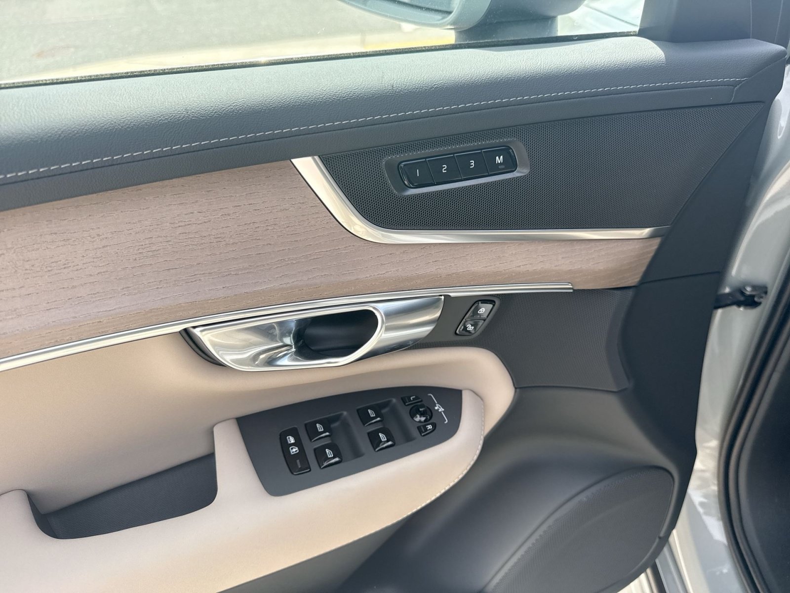 New 2026 Volvo XC90 T8 Plus w/ Protection Package Premier AWD/4WD image 15
