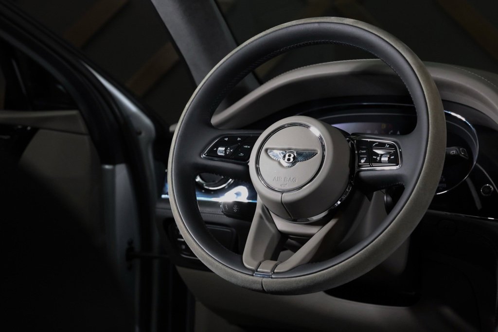 Used 2022 Bentley Bentayga image 23
