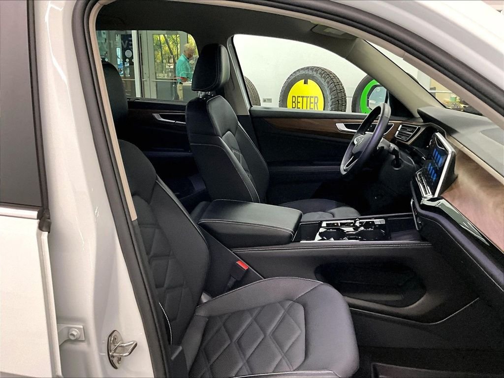 Used 2025 Volkswagen Atlas SE AWD/4WD image 11
