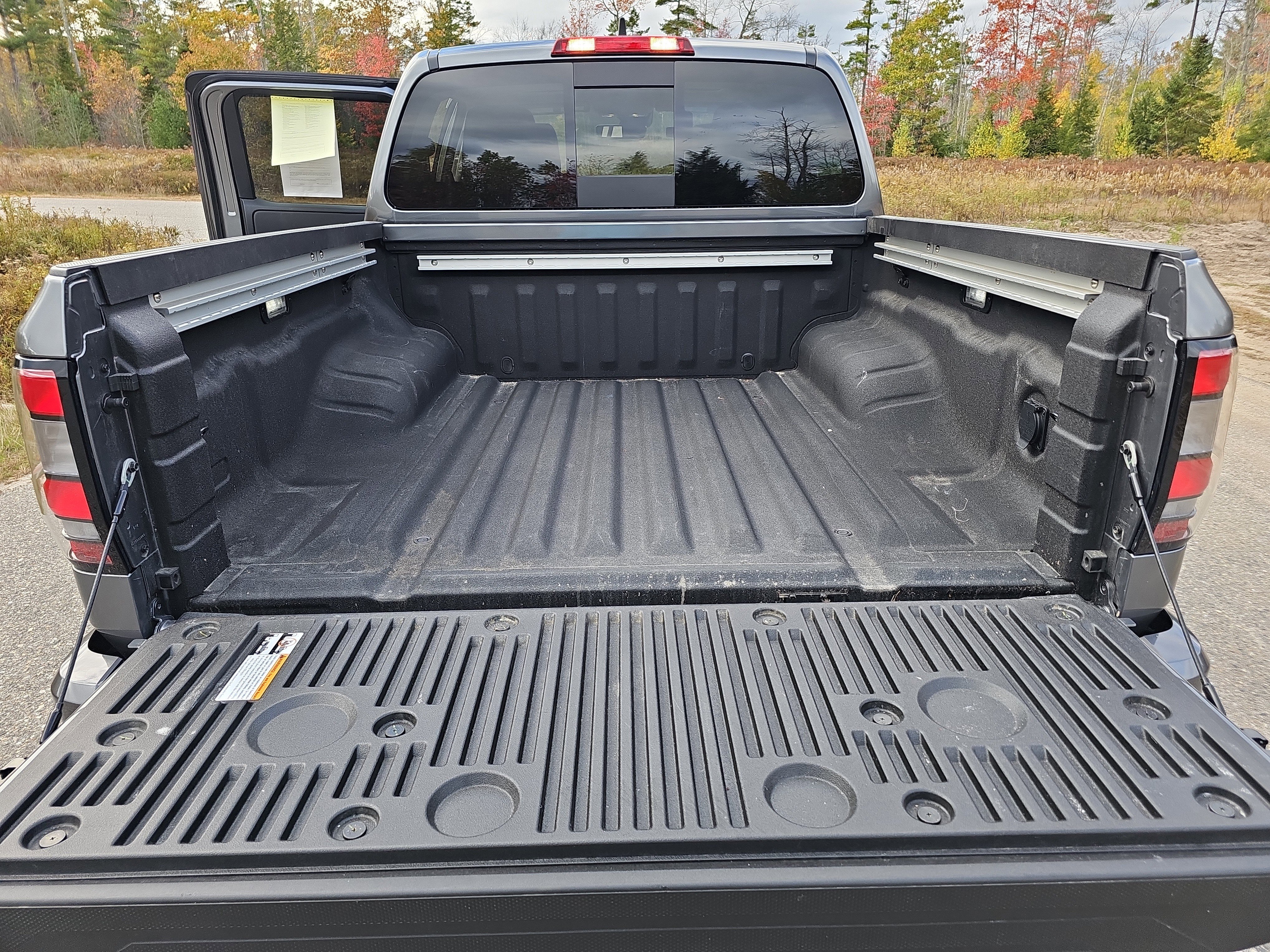 Certified 2025 Nissan Frontier SL image 17