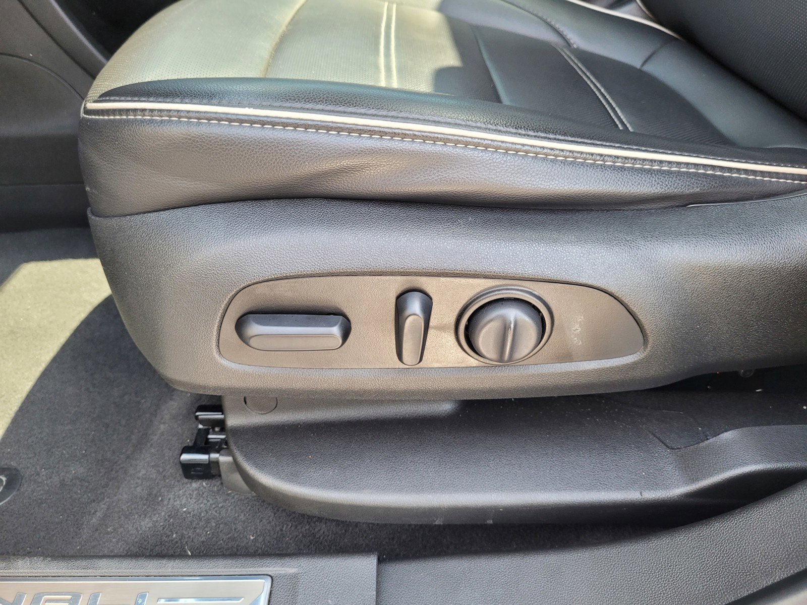 Used 2021 GMC Acadia Denali w/ Denali Technology Package FWD image 11