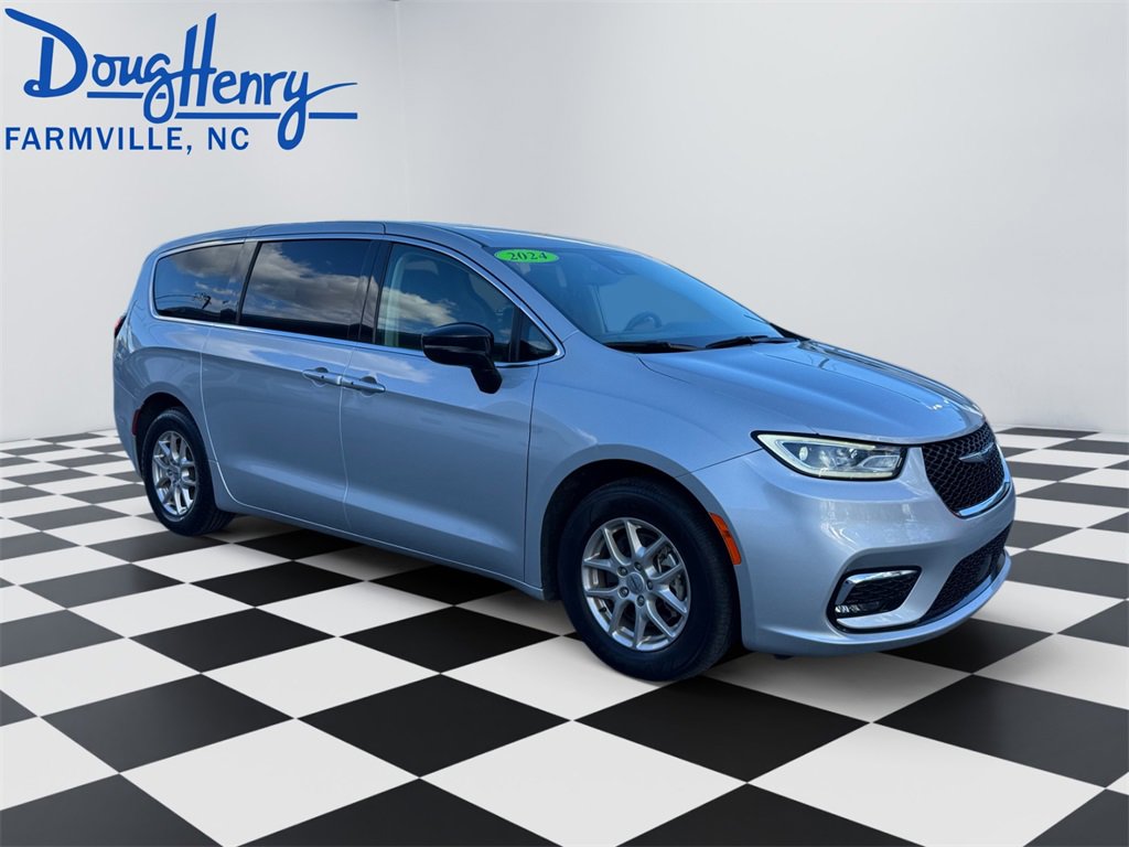 Used 2024 Chrysler Pacifica Touring-L image 7