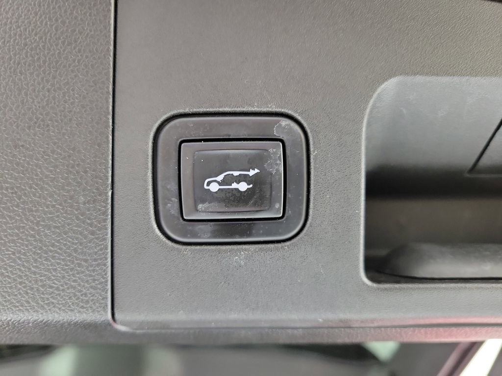 Used 2021 Cadillac XT4 Luxury w/ Cold Weather Package FWD image 9