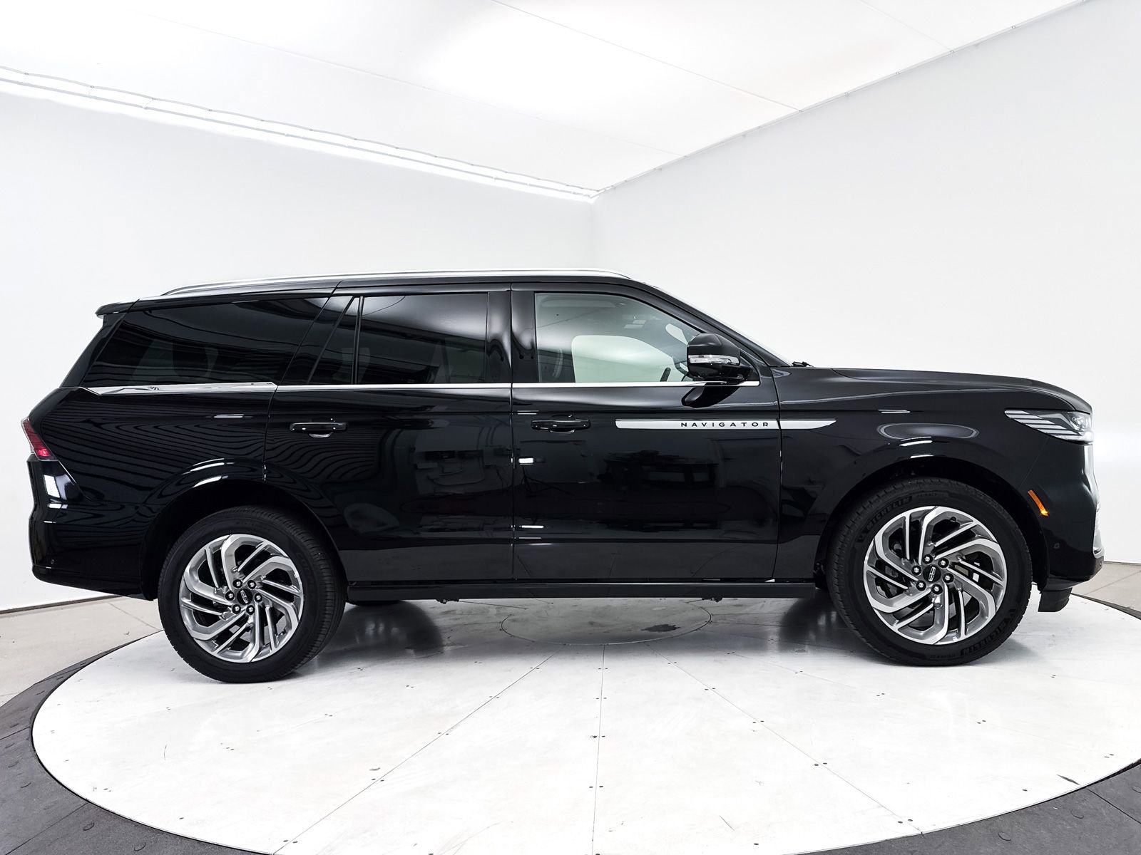 Used 2025 Lincoln Navigator Reserve AWD/4WD image 42