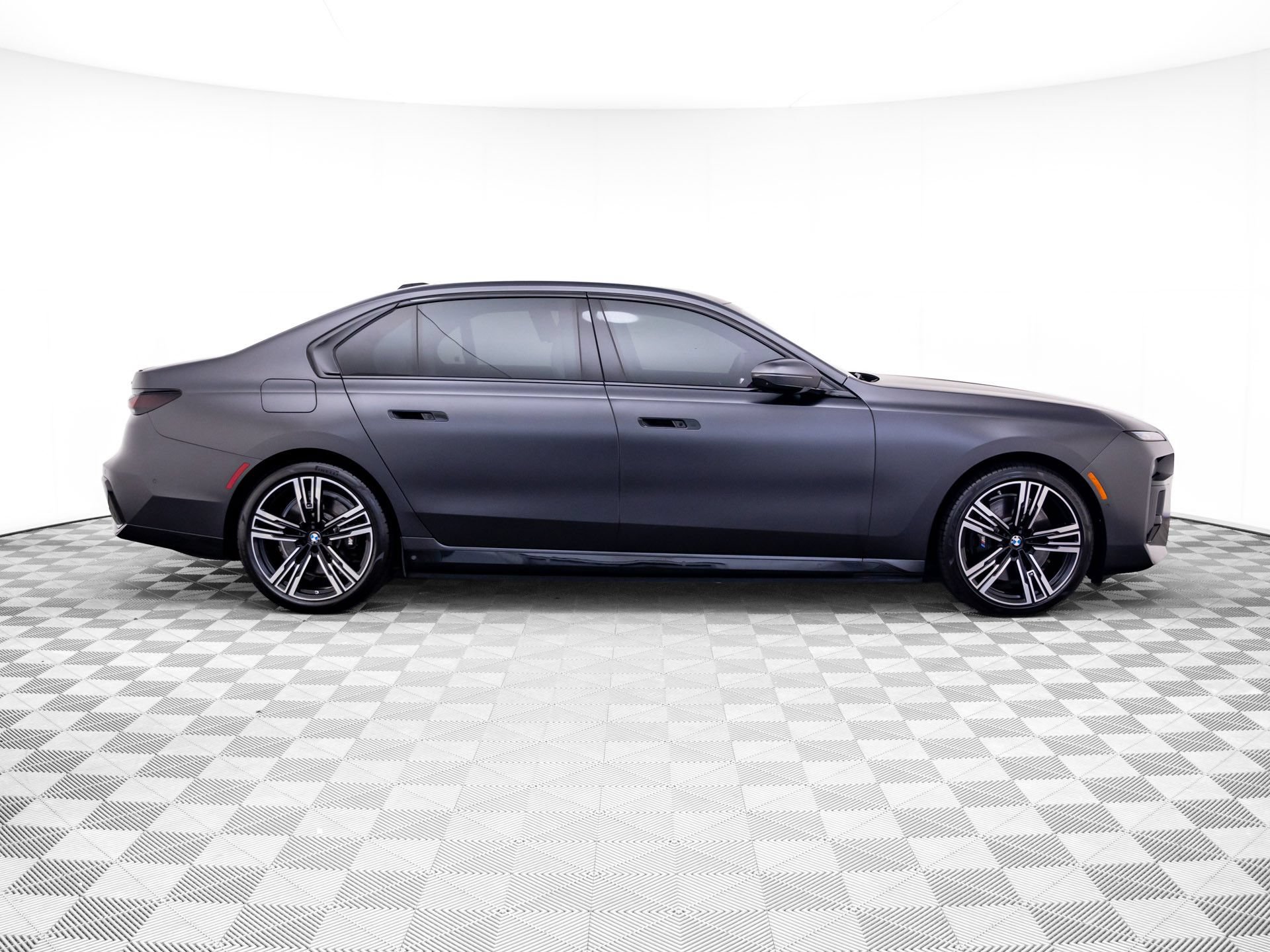 Used 2023 BMW i7 xDrive60 AWD/4WD image 6